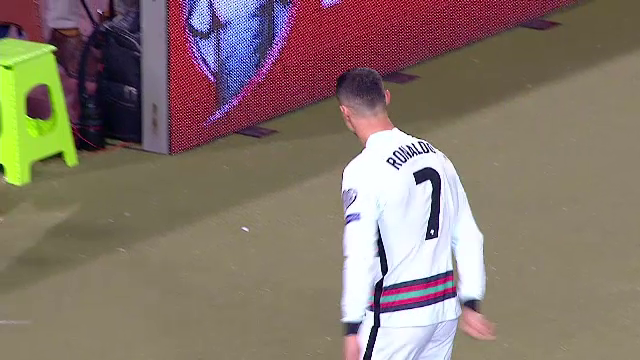 Ronaldo s-a INFURIAT si a PLECAT de pe teren inainte de finalul meciului! A trantit banderola dupa ce a fost FURAT! Imaginile care fac inconjurul lumii_13