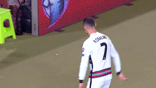 Ronaldo s-a INFURIAT si a PLECAT de pe teren inainte de finalul meciului! A trantit banderola dupa ce a fost FURAT! Imaginile care fac inconjurul lumii_10