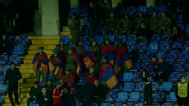 Ce Covid? Suporterii armeni au luat cu asalt stadionul la meciul cu Romania fara distantare si masti de protectie_10