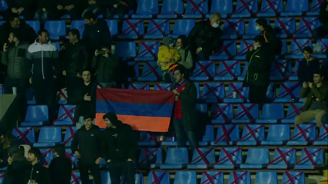 Ce Covid? Suporterii armeni au luat cu asalt stadionul la meciul cu Romania fara distantare si masti de protectie_8