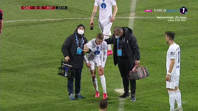 Atentie, imagini greu de privit! Pustiul de 18 ani de la Gaz Metan a iesit in lacrimi din teren la debutul pentru echipa! Istvan Kovacs a chemat de urgenta medicii! Ce s-a intamplat_15
