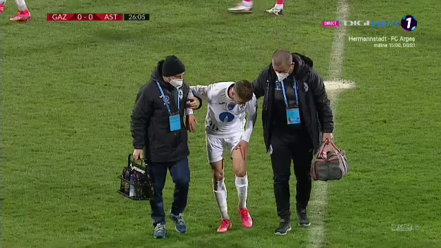 Atentie, imagini greu de privit! Pustiul de 18 ani de la Gaz Metan a iesit in lacrimi din teren la debutul pentru echipa! Istvan Kovacs a chemat de urgenta medicii! Ce s-a intamplat_17