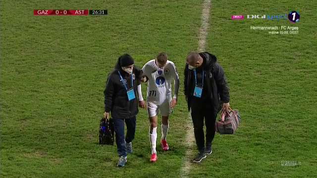 Atentie, imagini greu de privit! Pustiul de 18 ani de la Gaz Metan a iesit in lacrimi din teren la debutul pentru echipa! Istvan Kovacs a chemat de urgenta medicii! Ce s-a intamplat_19