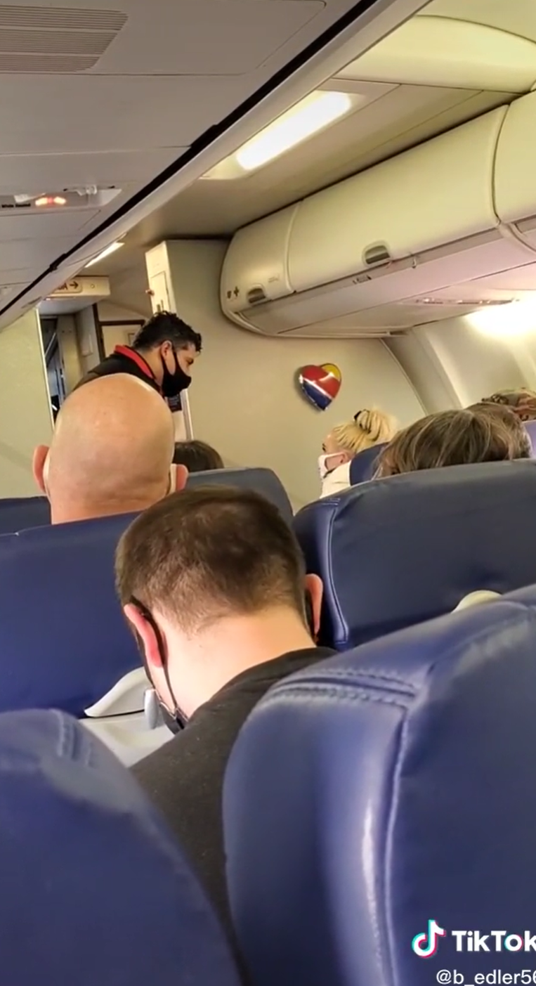 Stewardesa care a devenit virala dupa ce a dat afara un cuplu care refuza sa poarte masca! Ce a putut sa faca imediat ce au plecat cei doi_2