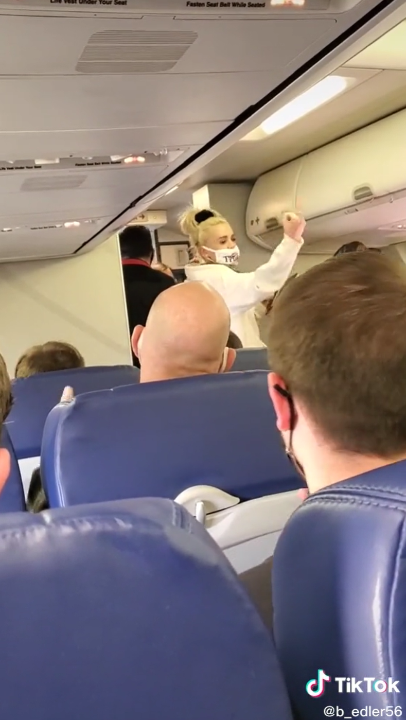 Stewardesa care a devenit virala dupa ce a dat afara un cuplu care refuza sa poarte masca! Ce a putut sa faca imediat ce au plecat cei doi_3