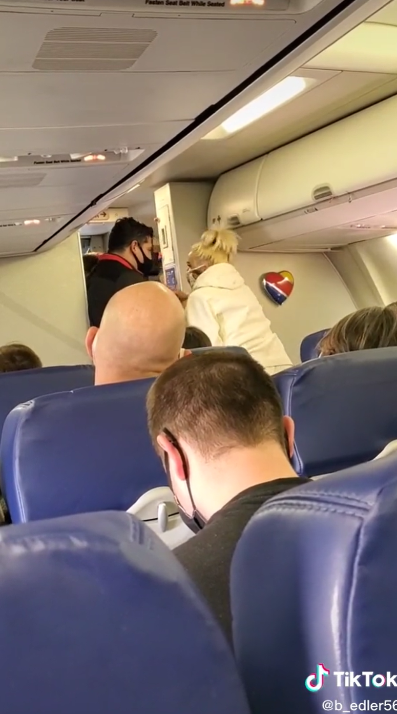Stewardesa care a devenit virala dupa ce a dat afara un cuplu care refuza sa poarte masca! Ce a putut sa faca imediat ce au plecat cei doi_4