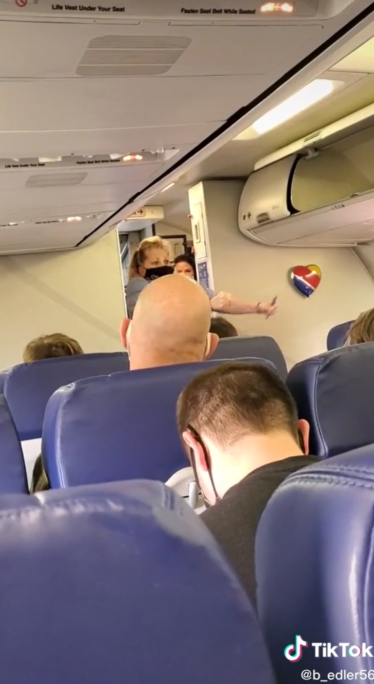 Stewardesa care a devenit virala dupa ce a dat afara un cuplu care refuza sa poarte masca! Ce a putut sa faca imediat ce au plecat cei doi_5
