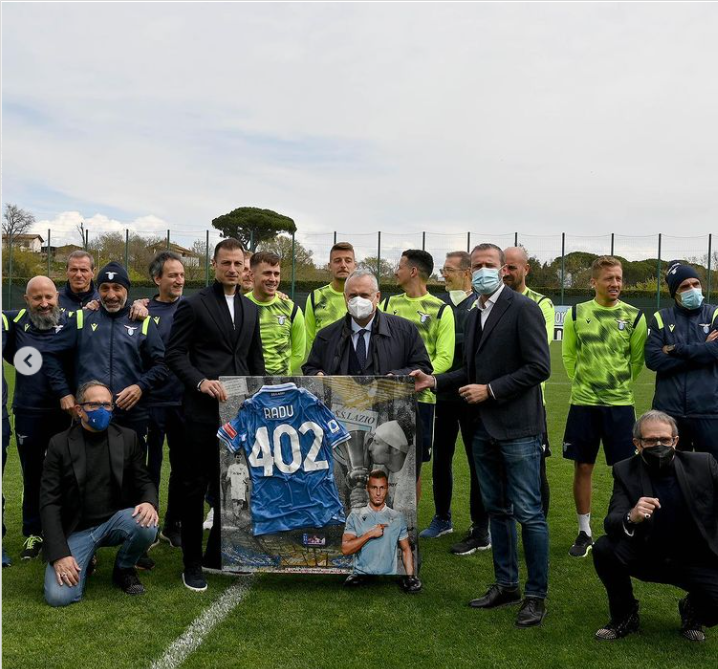 Stefan Radu a fost 'incoronat' la Lazio! Cum l-au omagiat colegii dupa ce a devenit jucatorul cu cele mai multe meciuri all-time pentru echipa din capitala Italiei_4