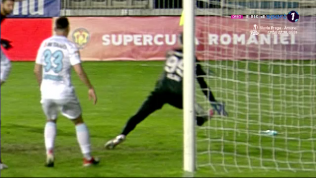 
	Faza controversata in Supercupa Romaniei! Vlad a respins de pe linia portii lovitura de cap a lui Ben Youssef! Jucatorii CFR-ului au cerut sa se acorde gol
