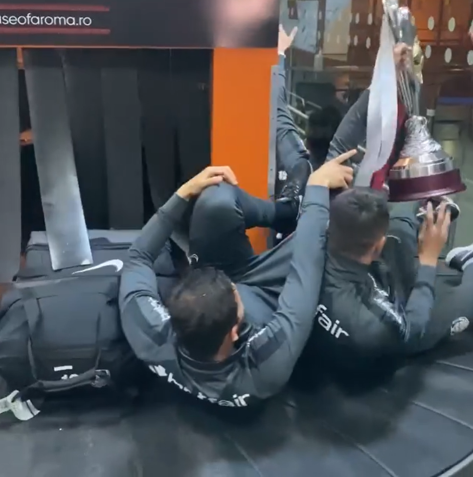 Genial! Jucatorii lui CFR Cluj nu s-au putut desparti de trofeu si au iesit cu cupa pe la 'bagaje' in aeroport! Sunt imaginile momentului _11