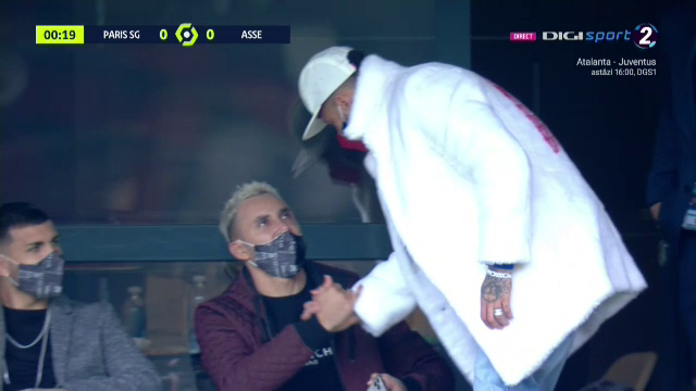50 Cent, tu esti?! :)) Neymar a furat toate privirile in tribune la meciul lui PSG! Cum a putut sa apara starul brazilian _21