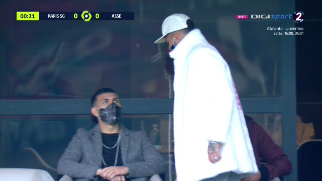 50 Cent, tu esti?! :)) Neymar a furat toate privirile in tribune la meciul lui PSG! Cum a putut sa apara starul brazilian _23