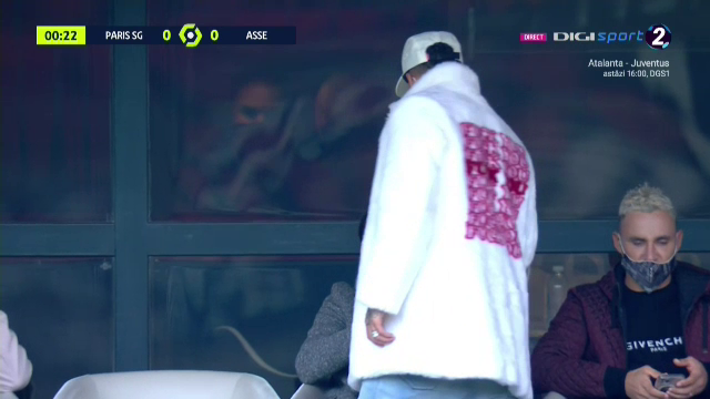 50 Cent, tu esti?! :)) Neymar a furat toate privirile in tribune la meciul lui PSG! Cum a putut sa apara starul brazilian _26