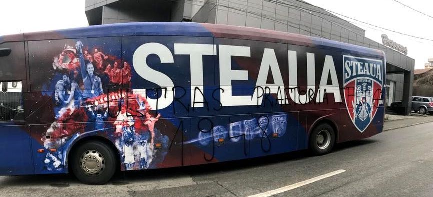 Rivalitatea depaseste orice limita! Autocarul CSA Steaua vandalizat de galeria Craiovei_3
