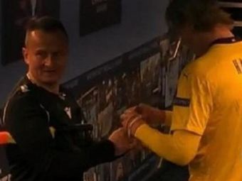 
	Gestul incredibil facut de Haaland pentru Sovre dupa ce arbitrul i-a cerut un autograf pentru a-l dona! Ce a facut fotbalistul Borussiei Dortmund
