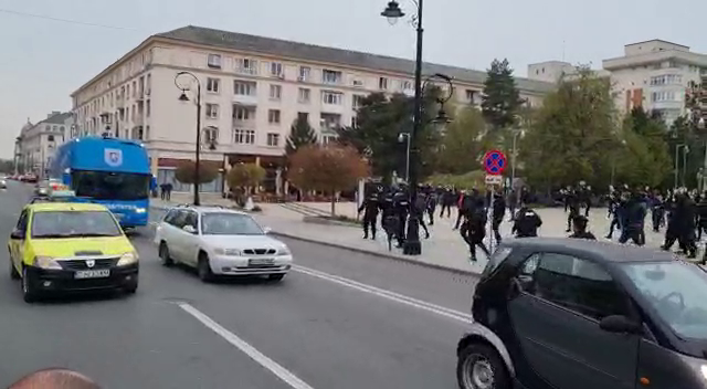 VIDEO incredibil! Ultrasii FCU Craiova s-au intalnit in oras cu autocarul CSU! Ce a urmat_2