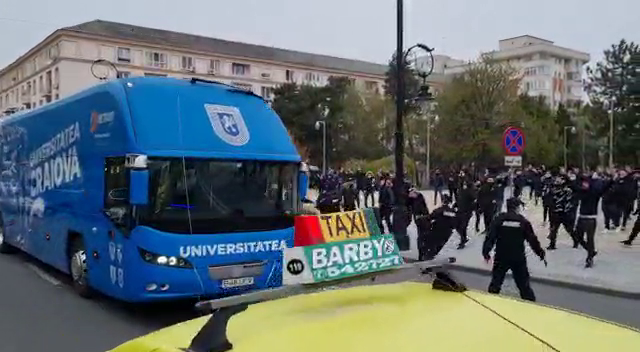 VIDEO incredibil! Ultrasii FCU Craiova s-au intalnit in oras cu autocarul CSU! Ce a urmat_3