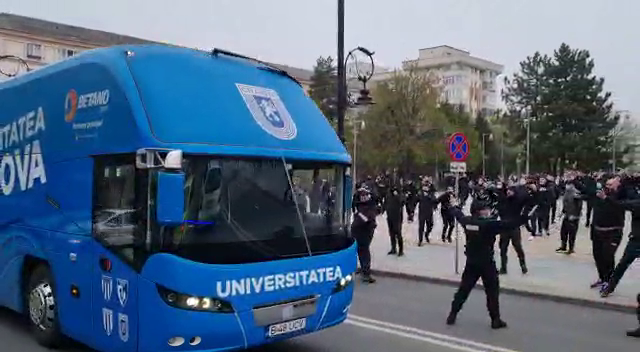 VIDEO incredibil! Ultrasii FCU Craiova s-au intalnit in oras cu autocarul CSU! Ce a urmat_4