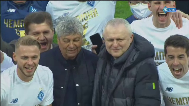 Imagini fabuloase cu Lucescu dupa ce a luat titlul cu Dinamo Kiev! I-a venit sa planga, jucatorii au desfacut sampaniile si l-au facut varza! :)_13