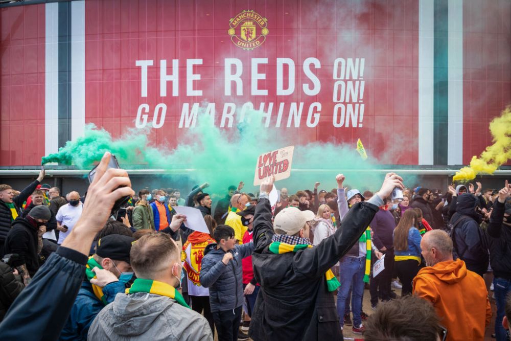 Fanii lui United au furat un steag de pe Old Trafford! Ce a urmat este incredibil_3