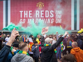 
	Fanii lui United au furat un steag de pe Old Trafford! Ce a urmat este incredibil

