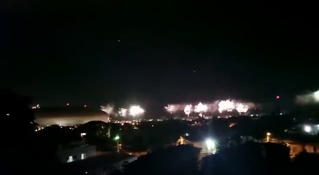 Revelion la Craiova dupa ce FCU a promovat in Liga 1! Imagini senzationale din oras: sute de artificii au explodat in toiul noptii_3