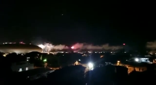 Revelion la Craiova dupa ce FCU a promovat in Liga 1! Imagini senzationale din oras: sute de artificii au explodat in toiul noptii_8