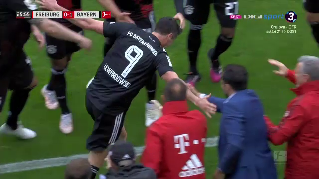 Asa ceva nu s-a mai intamplat in timpul unui meci de fotbal! Ce au facut jucatorii lui Bayern dupa ce Lewandowski a egalat recordul uluitor al lui Gerd Muller_17