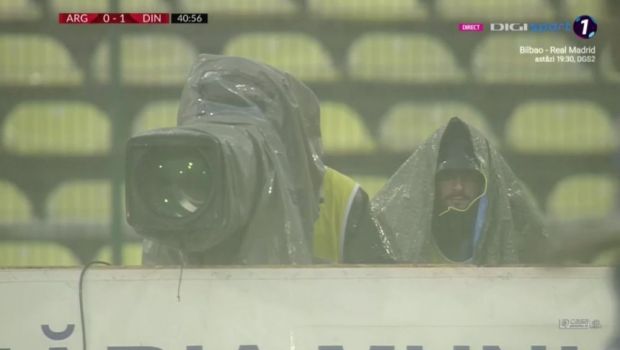 
	A venit potopul peste ei! Ploaie cu tunete si fulgere la FC Arges - Dinamo! Scene incredibile pe stadion
