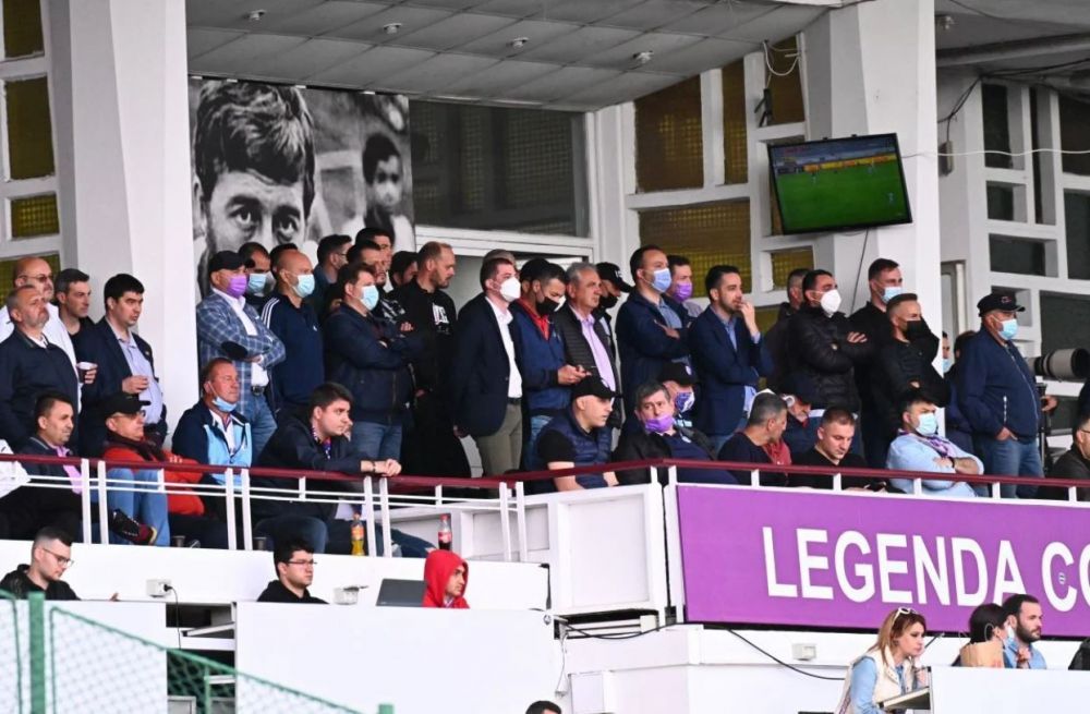 Pitestenii au sfidat restrictiile! Zeci de oameni au urmarit meciul cu Dinamo de la tribuna oficiala. Cum si-au incurajat dinamovistii echipa_2