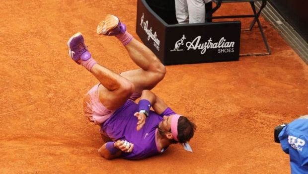 
	&quot;E de necrezut! Pana la urma, liniile astea o sa ne omoare!&quot; Rafael Nadal a vazut negru in fata ochilor dupa ce a fost aproape de o accidentare grava in finala cu Djokovic de la Roma&nbsp;
