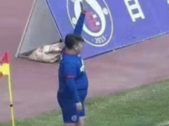 
	Imagini senzationale! Un milionar si-a cumparat echipa de fotbal si l-a bagat pe fiul lui pe teren! &quot;Micutul&quot; are doar 126 de kg
