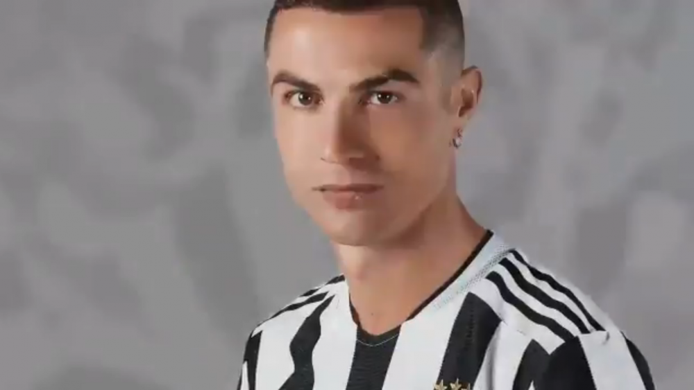 Juventus si-a prezentat noul echipament! Ce tricouri vor purta Ronaldo si Dybala din sezonul urmator_1
