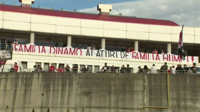 Suporterii dinamovisti, spectacol total la ultimul meci din acest sezon! "Cainii" au luat cu asalt terasa salii Dinamo pentru a asista la meci_6