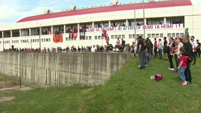 Suporterii dinamovisti, spectacol total la ultimul meci din acest sezon! "Cainii" au luat cu asalt terasa salii Dinamo pentru a asista la meci_7