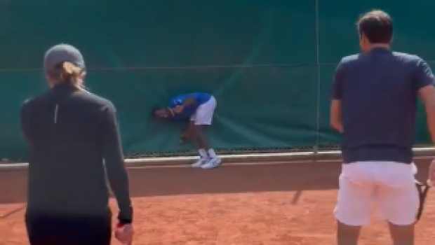 
	Roger Federer a comis-o! Elvetianul l-a lovit cu o minge pe Gael Monfils intr-o zona interzisa, sub ochii Elinei Svitolina: reactia jucatoarei din Ucraina
