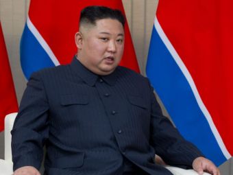 Pur si simplu halucinant! Kim Jong Un a interzis blugii rupti sau skinny in Coreea de Nord! Tunsoarea care nu este permisa in tara&nbsp;
