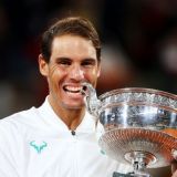 A trecut testul timpului: Rafael Nadal s-a pozat langa statuia in marime naturala construita de francezi in Complexul de la Roland Garros