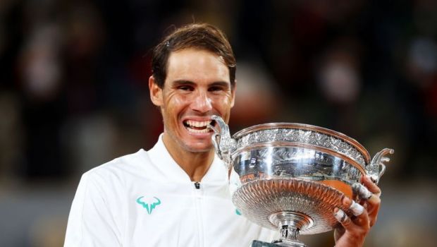 
	A trecut testul timpului: Rafael Nadal s-a pozat langa statuia in marime naturala construita de francezi in Complexul de la Roland Garros

