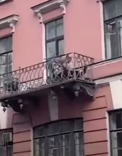 Clipe de teroare pentru un cuplu! Au cazut de la balcon in timp ce se certau! Totul a fost surprins pe camere_2