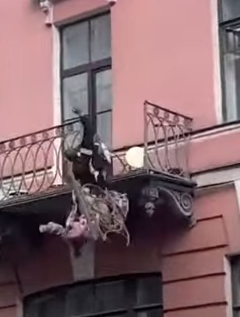 Clipe de teroare pentru un cuplu! Au cazut de la balcon in timp ce se certau! Totul a fost surprins pe camere_3