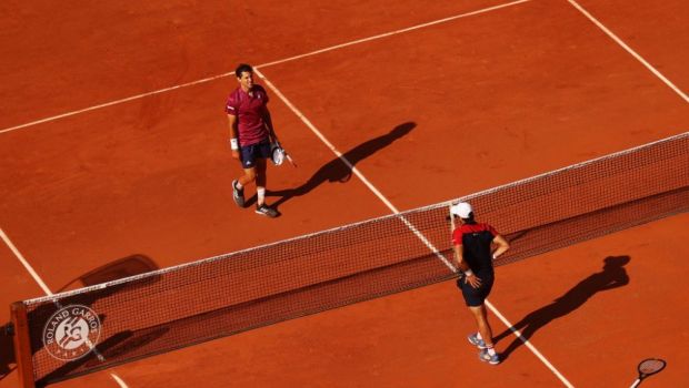 
	S-a scris istorie inca din prima zi la Roland Garros: Nadal sau Djokovic vor avea parte de un adversar debutant in finala, dupa ce Thiem a pierdut dupa 4 ore si 28 de minute de joc
