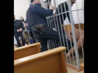 Atentie, imagini cu puternic impact emotional! Liderul opozitiei din Belarus a incercat sa se sinucida in sala de judecata! Imagini halucinante