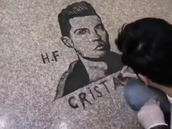 
	Imagini geniale! Un frizer i-a facut portretul lui Cristiano Ronaldo din resturi de par! Imaginea care a devenit rapid virala
