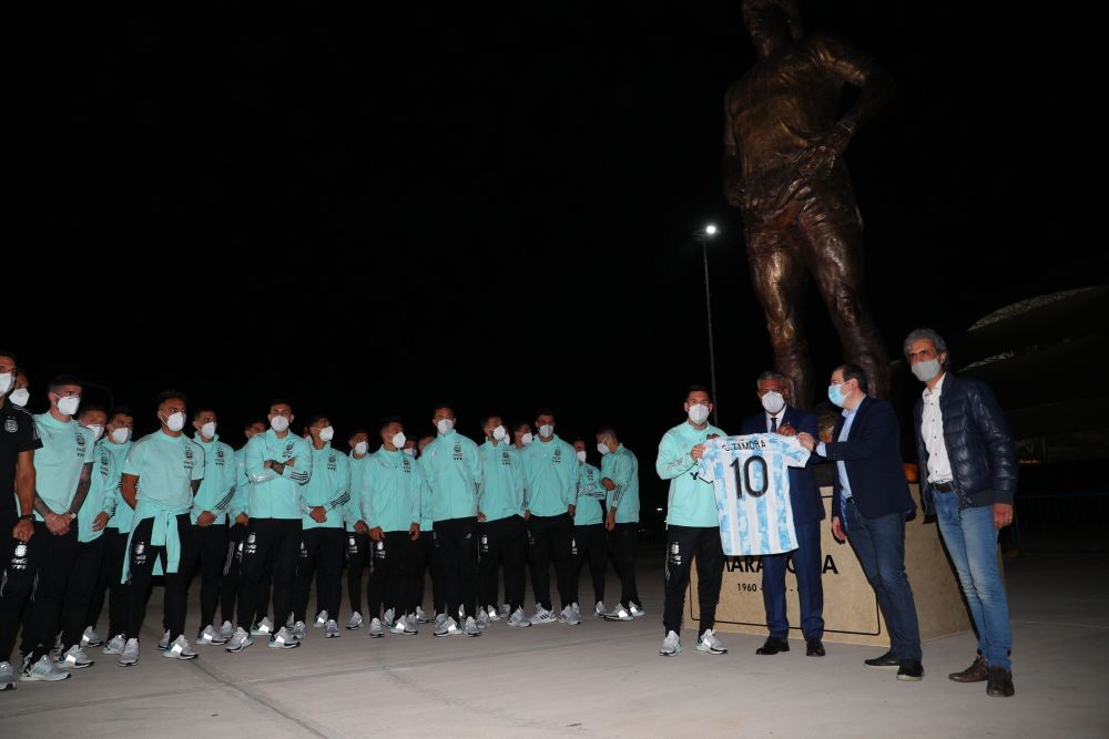Imagini superbe de la primul meci al Argentinei dupa moartea lui Maradona! Statuia lui 'El Dios' i-a uimit pe toti _3