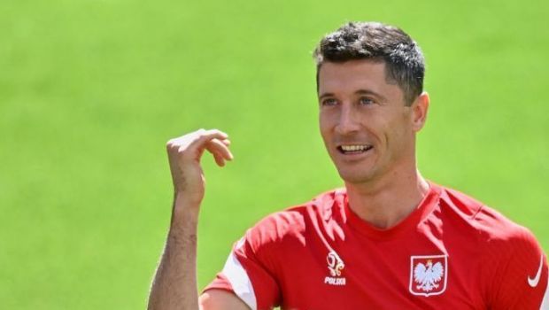 
	Lewandowski a facut deja prima vicima la Euro! Un fan a simtit pe propria piele mingea expediata de starul plonez &nbsp;
