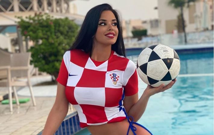 Cea mai sexy fana a nationalei Croatiei si-a pregatit garderoba pentru Euro 2020. Cum arata intr-un bikini minuscul_1