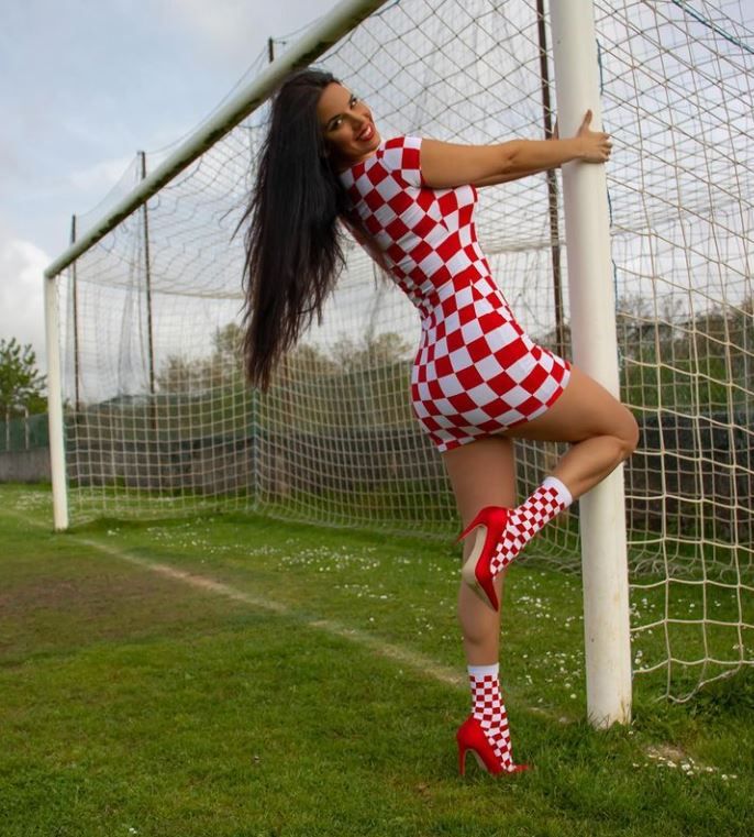 Cea mai sexy fana a nationalei Croatiei si-a pregatit garderoba pentru Euro 2020. Cum arata intr-un bikini minuscul_3