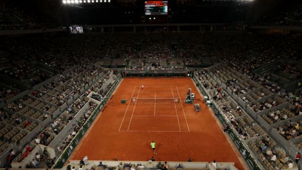 
	Nadal si Djokovic fac legea in Franta, la propriu si la figurat! Autoritatile franceze au facut o exceptie pentru spectatori si i-au lasat sa vada meciul dupa ora de stingere&nbsp;

