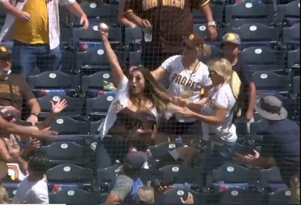 Imaginile zilei vin din America! O mama, gata sa-si arunce copilul din brate pentru o minge de baseball! Reactia oamenilor de pe stadion_1